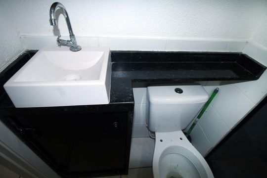 Banheiro de apartamento para alugar com 2 quartos, 50m² em Parque Colúmbia, Rio de Janeiro