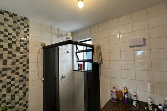 Banheiro de apartamento à venda com 2 quartos, 86m² em Rec dos Bandeirante, Rio de Janeiro
