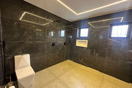 Banheiro da Suíte de casa para alugar com 1 quarto, 1212m² em Terras de San Nicolau, Barueri