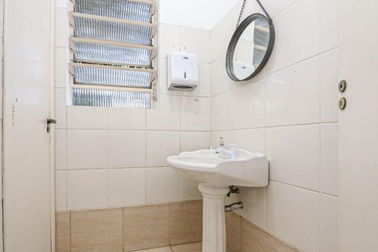 Banheiro de casa à venda com 1 quarto, 196m² em Petrópolis, Porto Alegre