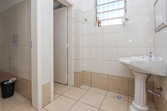 Banheiro de casa à venda com 1 quarto, 196m² em Petrópolis, Porto Alegre