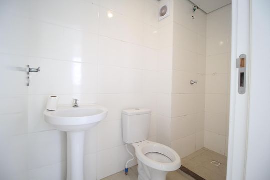 Banheiro de apartamento à venda com 2 quartos, 45m² em Morro Santana, Porto Alegre