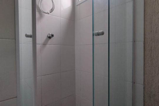 Banheiro de apartamento à venda com 2 quartos, 50m² em Parque Erasmo Assunção, Santo André