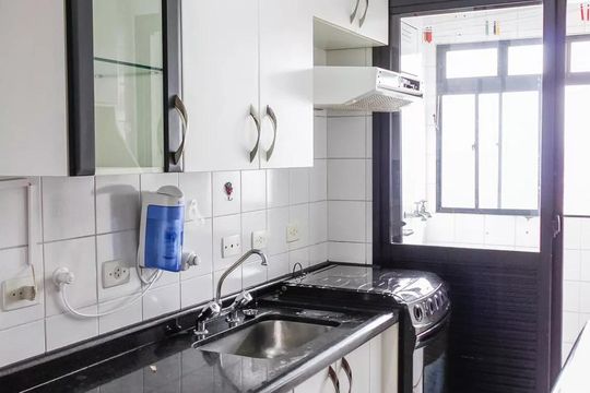Cozinha de apartamento para alugar com 2 quartos, 60m² em Vila Bertioga, São Paulo