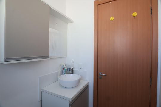 Banheiro  de apartamento à venda com 2 quartos, 42m² em Estância Velha, Canoas