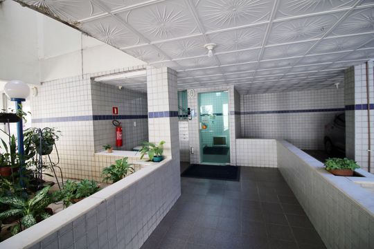 Fachada e portaria de apartamento à venda com 3 quartos, 150m² em Olaria, Rio de Janeiro