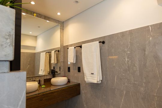 Banheiro da suite de apartamento para alugar com 2 quartos, 128m² em Alphaville Industrial, Barueri