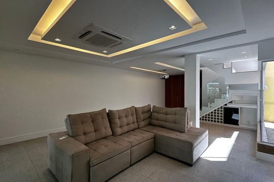 Sala de casa de condomínio à venda com 4 quartos, 500m² em Barra da Tijuca, Rio de Janeiro