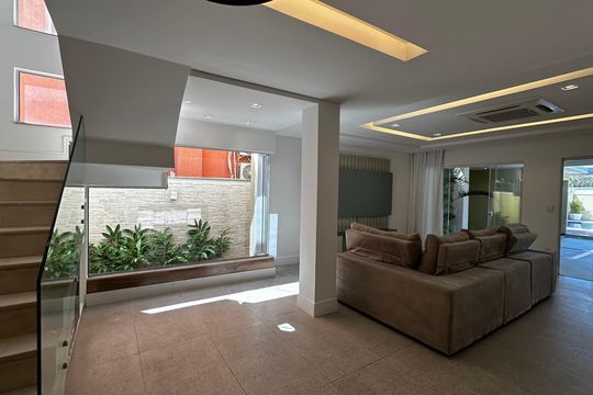 Sala de casa de condomínio para alugar com 4 quartos, 500m² em Barra da Tijuca, Rio de Janeiro