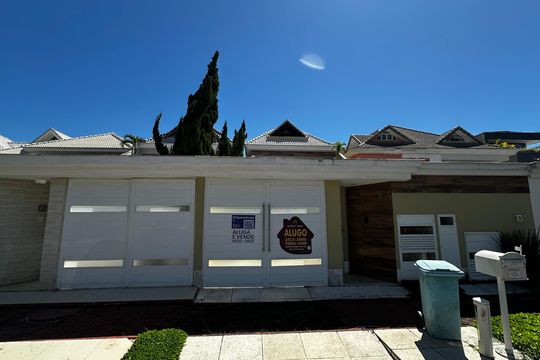 Plaquinha de casa de condomínio para alugar com 4 quartos, 500m² em Barra da Tijuca, Rio de Janeiro