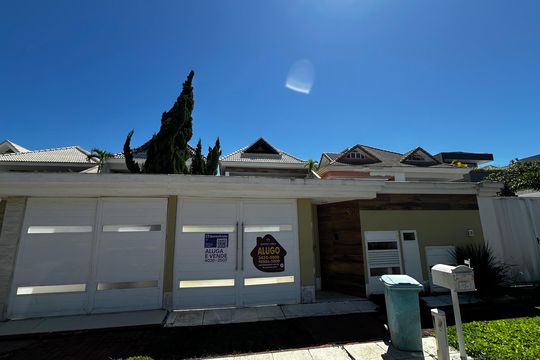 Fachada de casa de condomínio para alugar com 4 quartos, 500m² em Barra da Tijuca, Rio de Janeiro