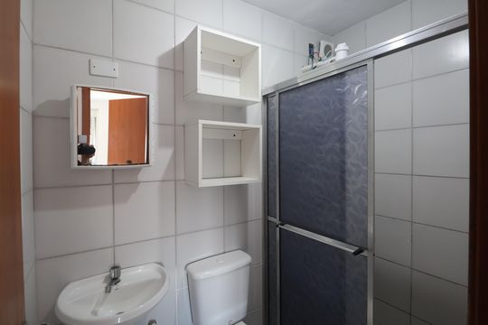 Banheiro de apartamento para alugar com 2 quartos, 42m² em Marechal Rondon, Canoas