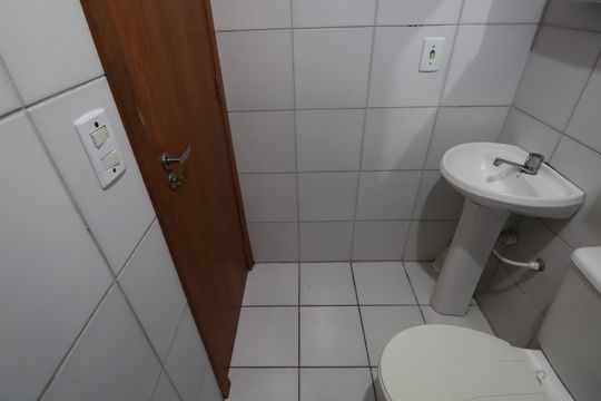 Banheiro de apartamento para alugar com 2 quartos, 42m² em Marechal Rondon, Canoas