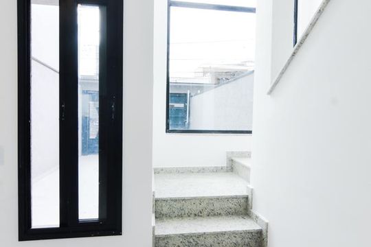 Escada Sala/Suítes de casa para alugar com 3 quartos, 110m² em Parque Continental Iv, Guarulhos