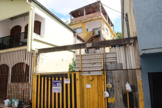 Fachada de casa à venda com 2 quartos, 180m² em Dom Silverio, Belo Horizonte