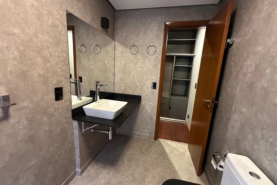 Banheiro da Suíte 1 de apartamento para alugar com 4 quartos, 300m² em Alphaville Industrial, Barueri