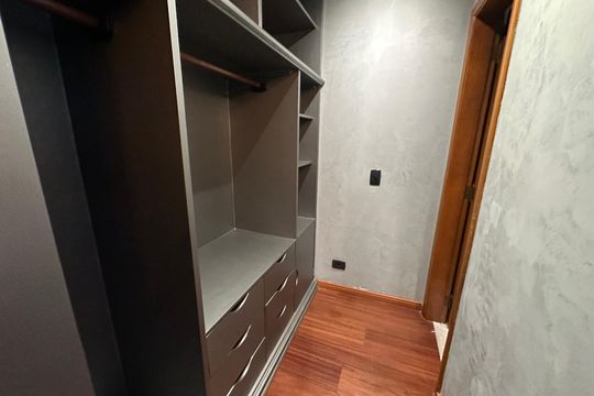 Closet da suíte 1 de apartamento para alugar com 4 quartos, 300m² em Alphaville Industrial, Barueri