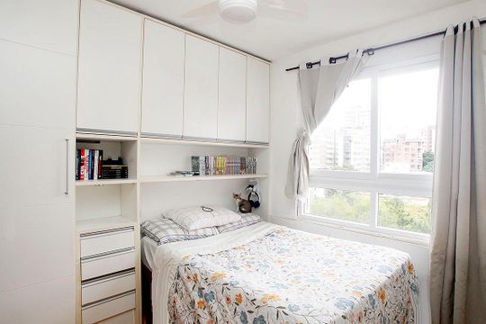 Quarto 1 de apartamento à venda com 2 quartos, 100m² em Petrópolis, Porto Alegre