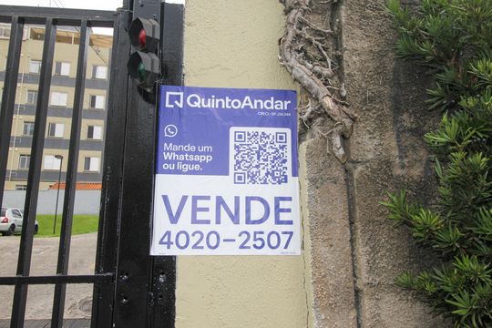 Placa instalada em 08/04/2026 com o código HBJM-1916 de apartamento à venda com 3 quartos, 62m² em Vila Lutécia, Santo André