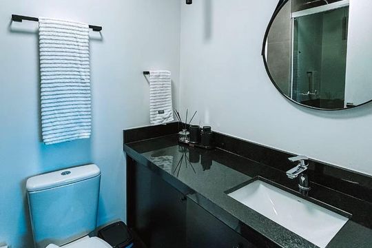 Banheiro de apartamento à venda com 2 quartos, 67m² em Rio Branco, Porto Alegre