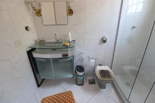 Banheiro da suíte 1 de casa para alugar com 3 quartos, 380m² em Taquara, Rio de Janeiro