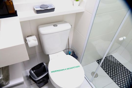 Banheiro de kitnet/studio para alugar com 1 quarto, 28m² em Jardim Caravelas, São Paulo