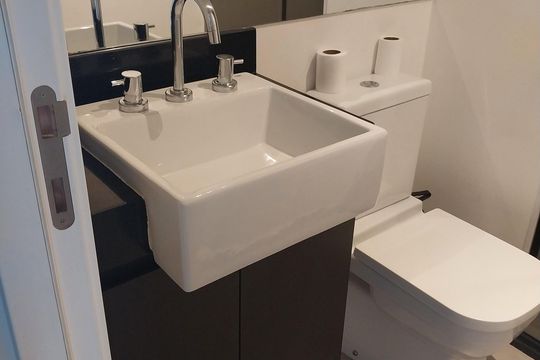 Banheiro de apartamento para alugar com 2 quartos, 53m² em Pinheiros, São Paulo