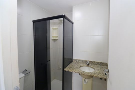 Banheiro de apartamento para alugar com 1 quarto, 55m² em Nova Brasilia, Salvador