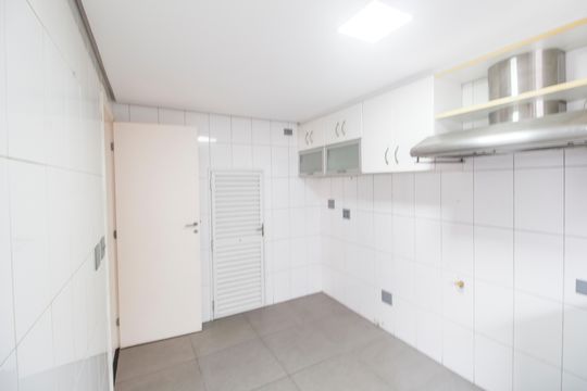 Cozinha de casa de condomínio à venda com 3 quartos, 200m² em Tamboré, Santana de Parnaíba