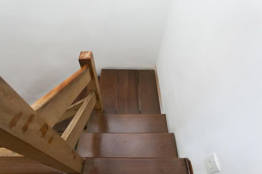 Escada  de casa à venda com 3 quartos, 299m² em Vila Zefira, São Paulo