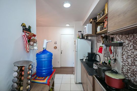 Cozinha de apartamento à venda com 2 quartos, 44m² em Parque Arariba, São Paulo