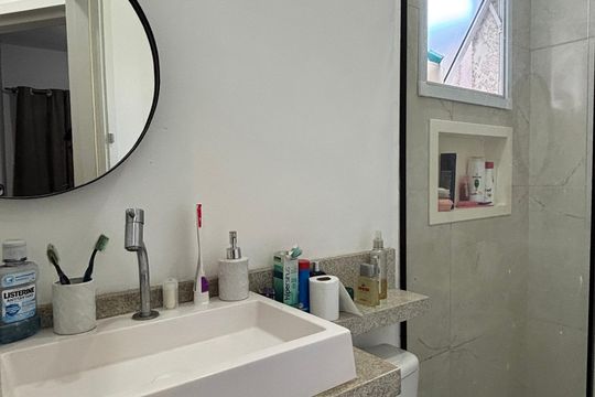 Banheiro de apartamento à venda com 2 quartos, 50m² em Parque das Nações, Santo André