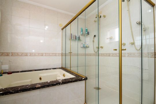 Banheiro Suíte 3 de casa de condomínio para alugar com 6 quartos, 1000m² em Parque Sao Paulo, Cotia
