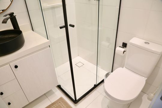 Banheiro de kitnet/studio à venda com 1 quarto, 23m² em Santo Amaro, São Paulo