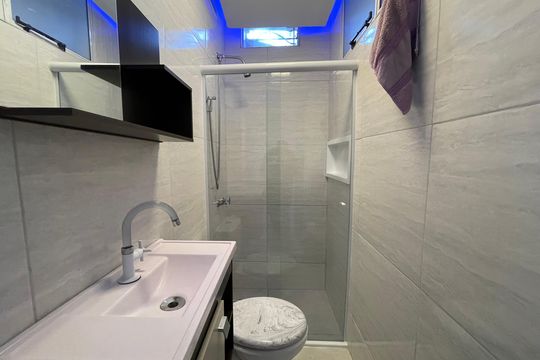 Banheiro 3 de casa à venda com 3 quartos, 93m² em Jardim Rizzo, São Paulo