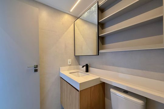 Banheiro  de kitnet/studio para alugar com 1 quarto, 29m² em Jardim das Acacias, São Paulo