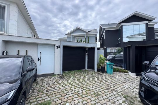 Fachada de casa de condomínio à venda com 5 quartos, 300m² em Recreio dos Bandeirantes, Rio de Janeiro
