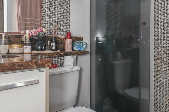 Banheiro da Suíte de apartamento à venda com 3 quartos, 69m² em Humaitá, Porto Alegre