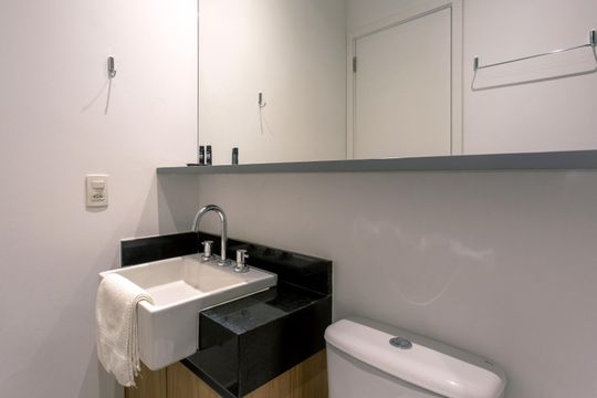 Banheiro de apartamento à venda com 1 quarto, 57m² em Vila Olímpia, São Paulo