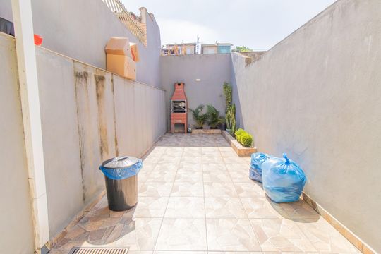 Quintal dos fundos de casa para alugar com 2 quartos, 58m² em Jardim Araruama, Cotia