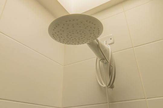 Banheiro de casa para alugar com 2 quartos, 58m² em Jardim Araruama, Cotia
