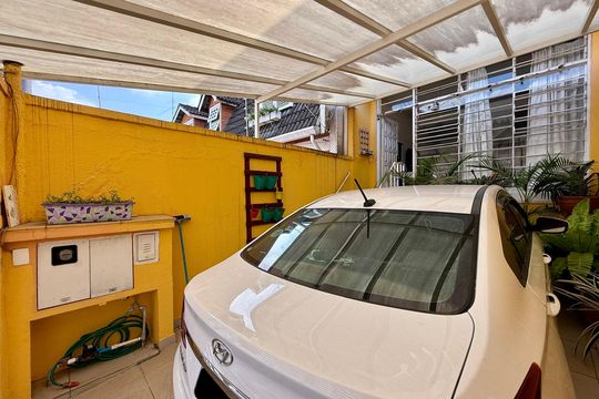 Garagem  de casa à venda com 3 quartos, 90m² em Jardim Aeroporto, São Paulo