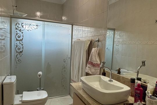 Banheiro de casa à venda com 3 quartos, 175m² em Vila Helena, Santo André