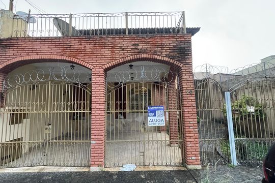 Fachada de casa para alugar com 3 quartos, 220m² em Vila Doutor Eiras, São Paulo