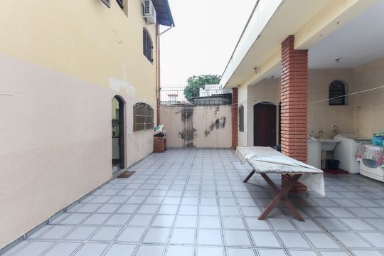 Área Externa de casa para alugar com 3 quartos, 220m² em Vila Doutor Eiras, São Paulo