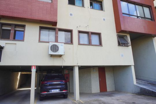 Garagem e fachada fundos de apartamento à venda com 2 quartos, 78m² em Jardim Floresta, Porto Alegre