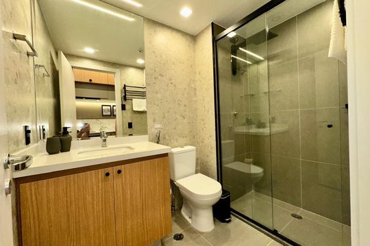 Banheiro de apartamento para alugar com 1 quarto, 21m² em Pinheiros, São Paulo