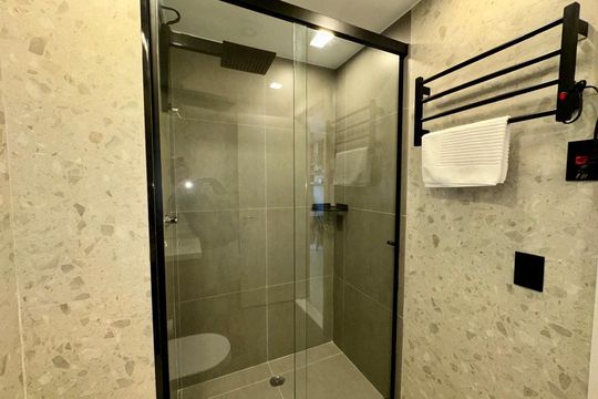 Banheiro de apartamento para alugar com 1 quarto, 21m² em Pinheiros, São Paulo