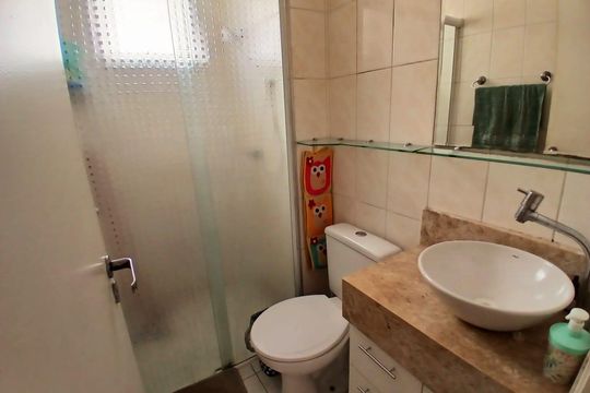 Banheiro de apartamento à venda com 2 quartos, 48m² em Vila Palmares, Santo André