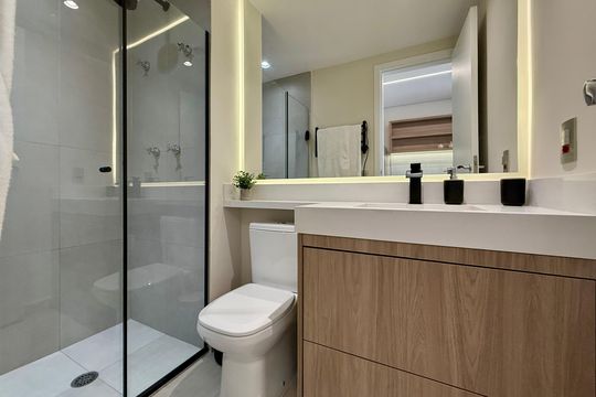 Banheiro  de kitnet/studio para alugar com 1 quarto, 25m² em Santo Amaro, São Paulo